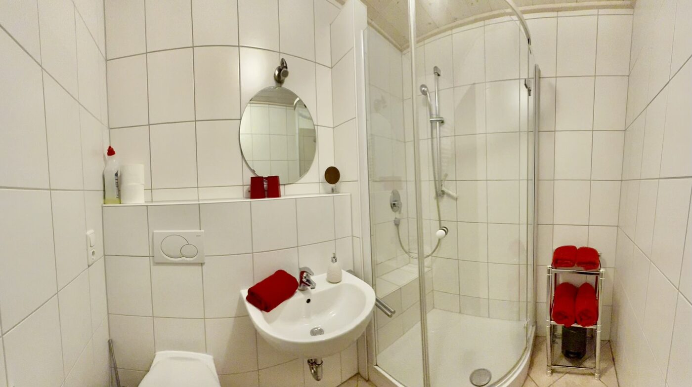 Bad mit Dusche und Waschbecken