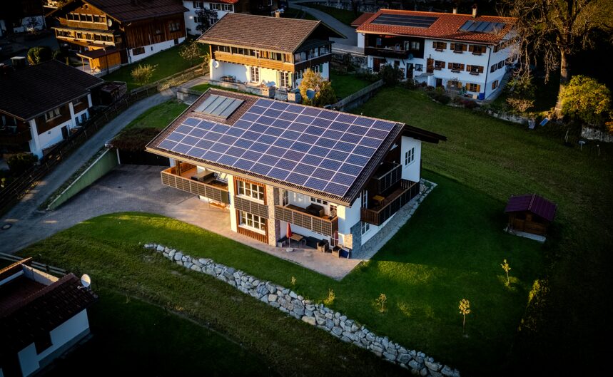 Luftbild des Hauses mit Photovoltaikanlage auf dem Dach